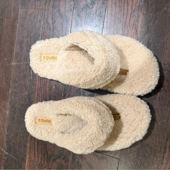 OLUKAI: FUZZY FLIP FLOP SLIPPERS - Picture 2 of 4
